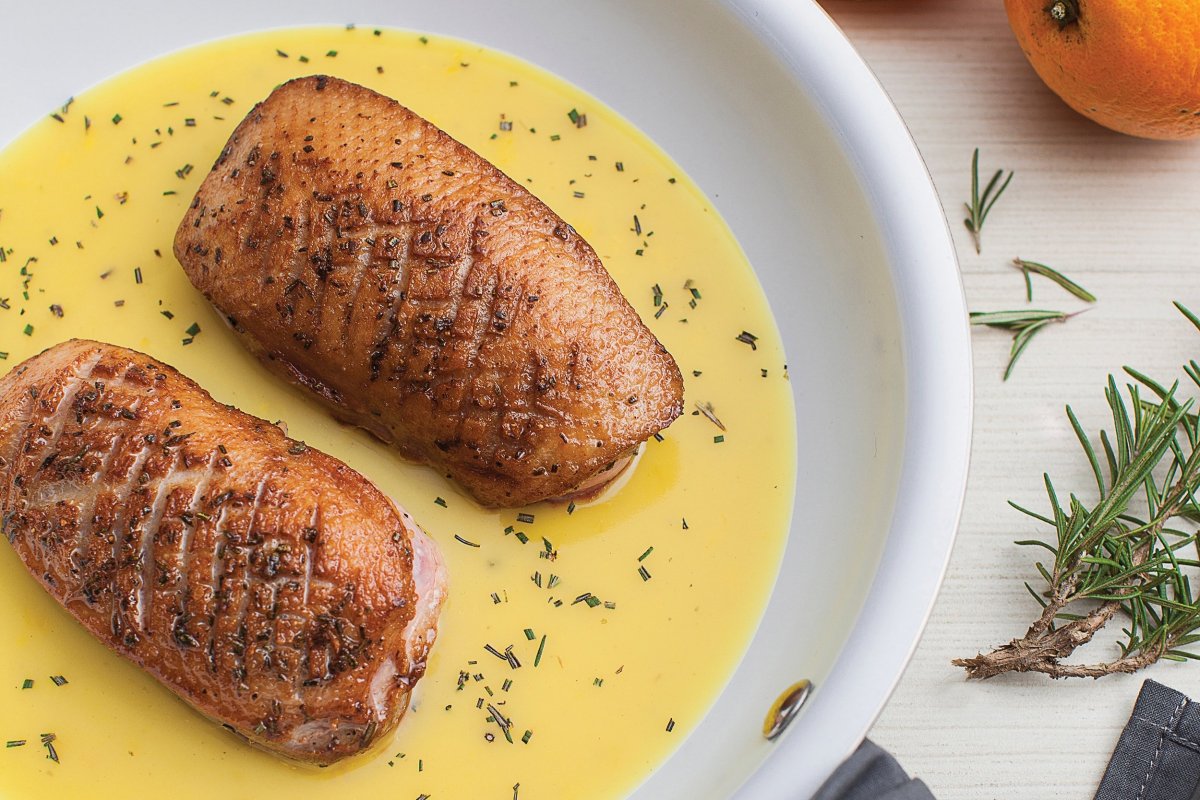 Aprenda a fazer um delicioso peito de pato com molho de laranja, da Tramontina