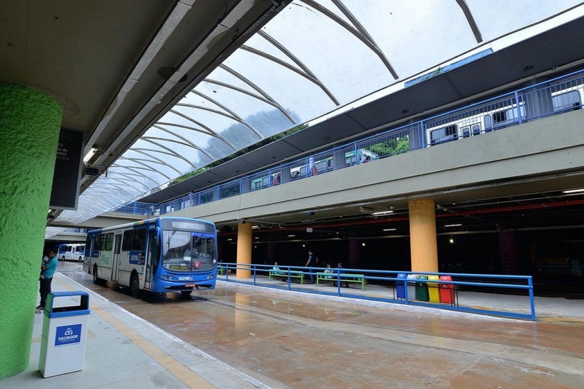 Linhas de ônibus que atendem shoppings de Salvador têm horário prolongado até 0h