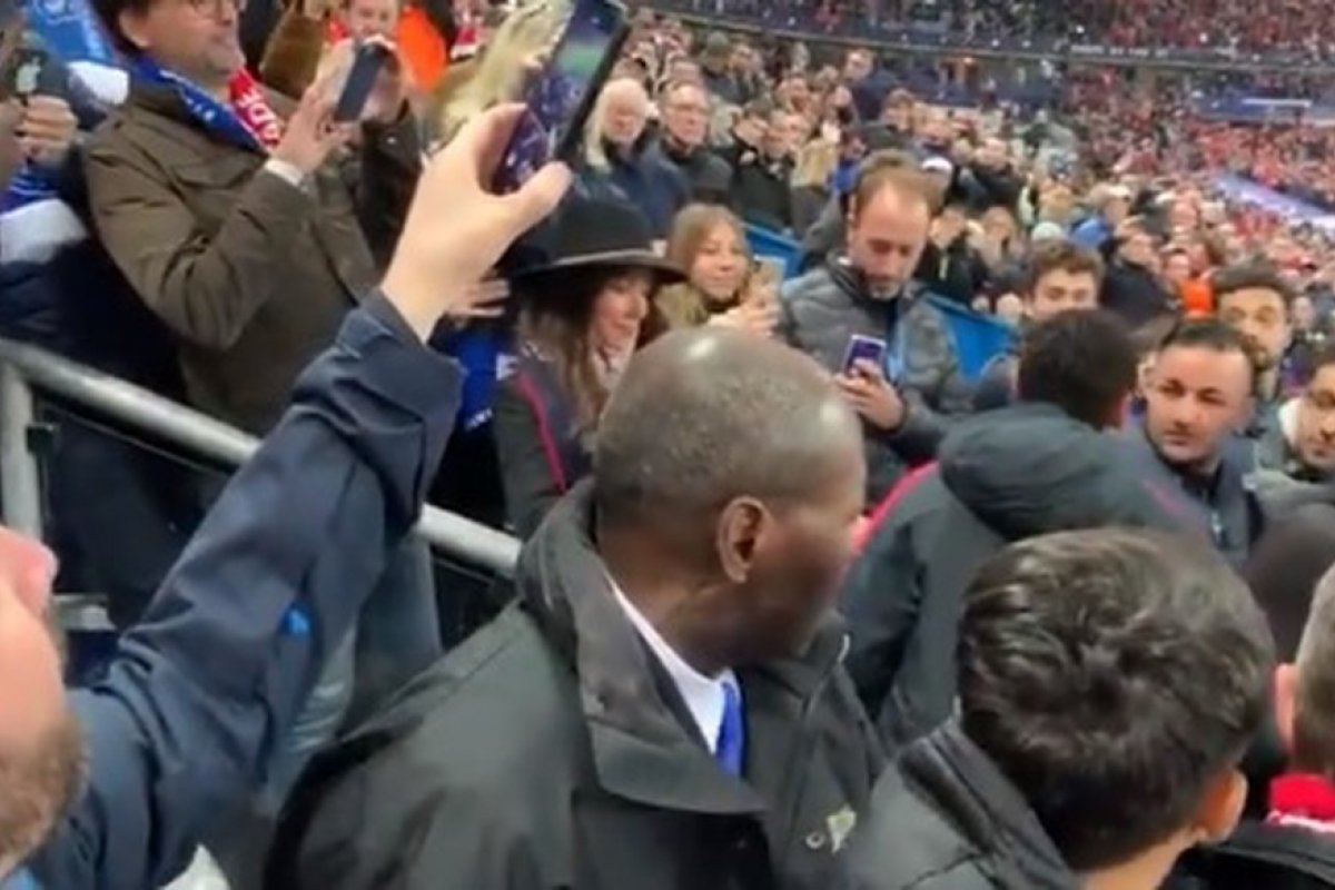 Torcedor agredido abre processo contra Neymar