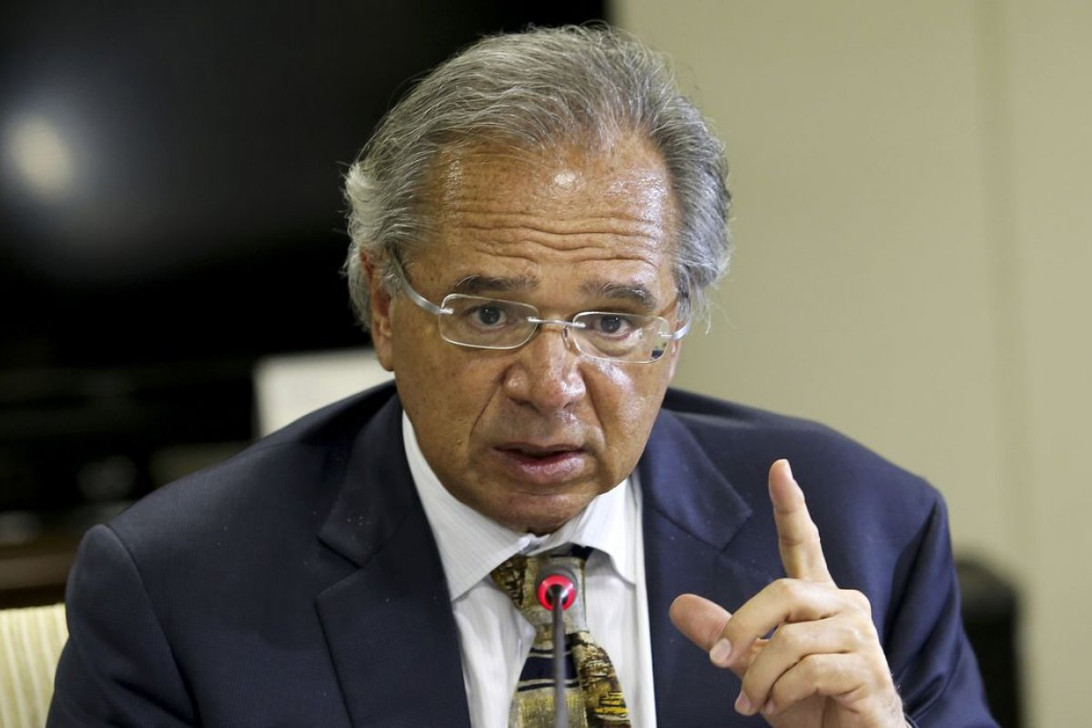 "Sou obrigado a recomendar o não pagamento", afirma Guedes sobre 13º do Bolsa Família 