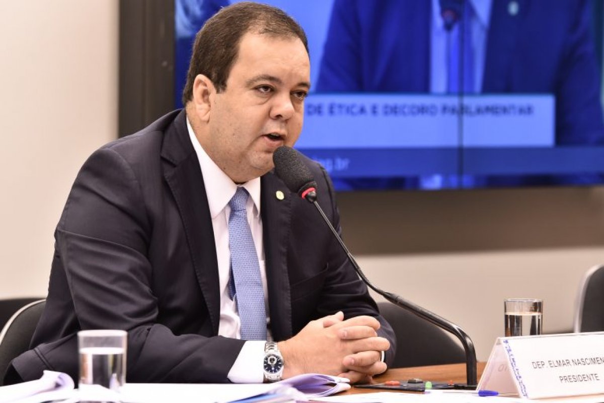Após Elmar falar em "traição" em grupo de WhatsApp, racha divide parlamentares do DEM na Câmara