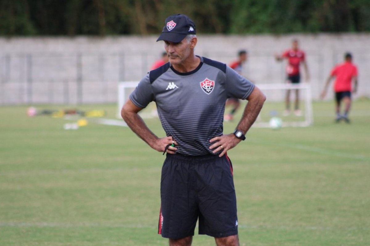 Na estreia de Carlos Amadeu, Vitória encara Paraná no Barradão