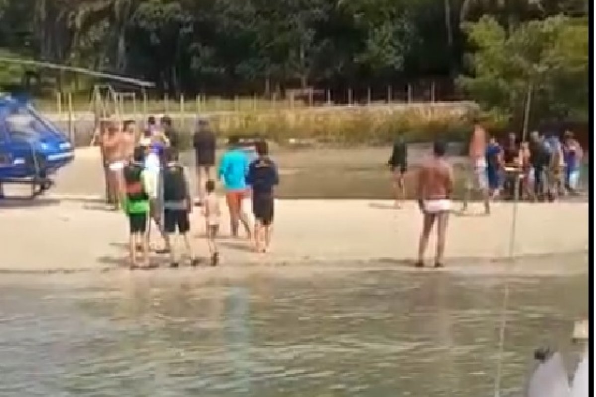 Vídeo: PM-BA realiza resgate de vítima que pulou de cabeça em parte rasa de praia em Salvador