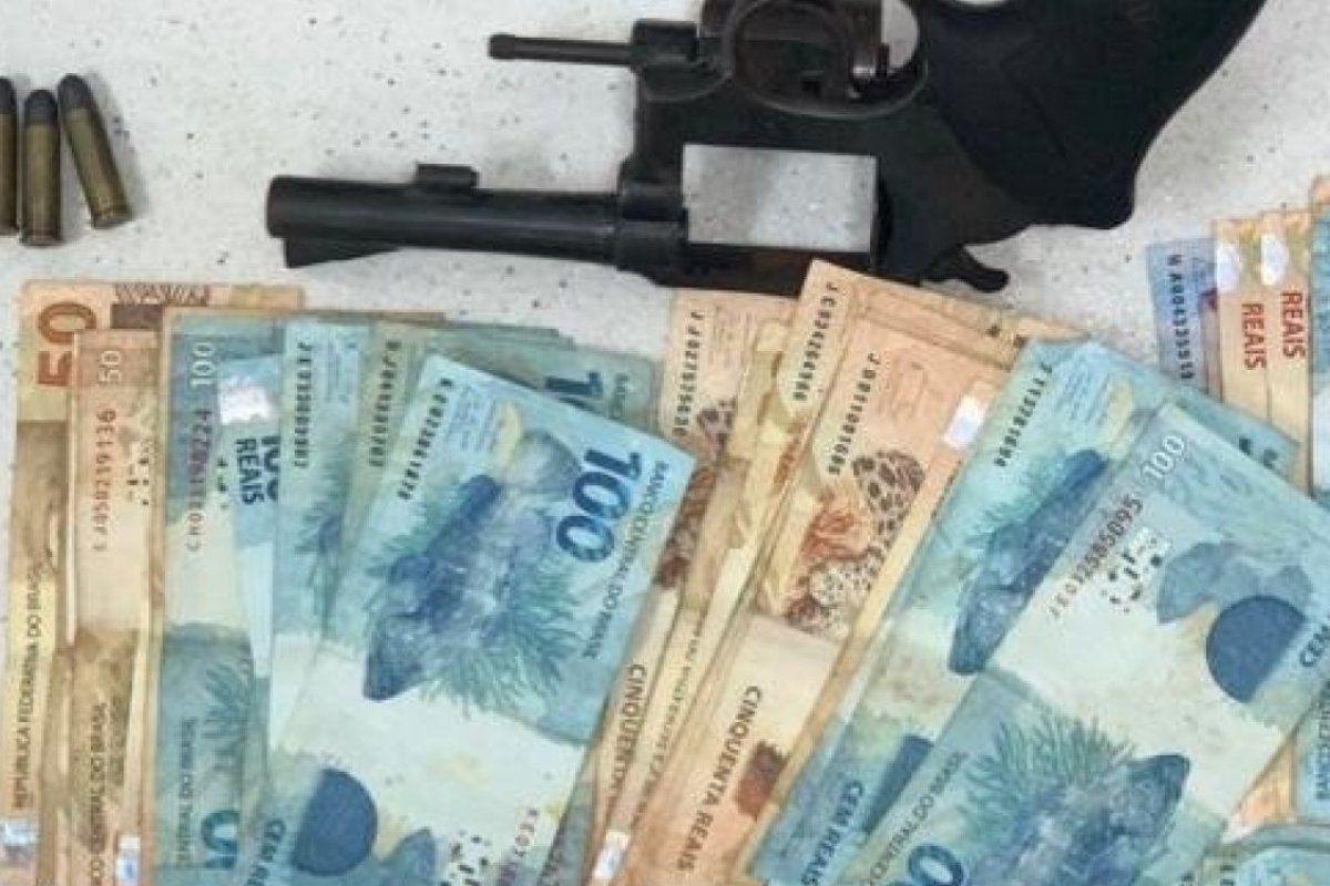 Vendedor de celulares roubados é preso com R$ 3,5 mil na Estação Pirajá, em Salvador