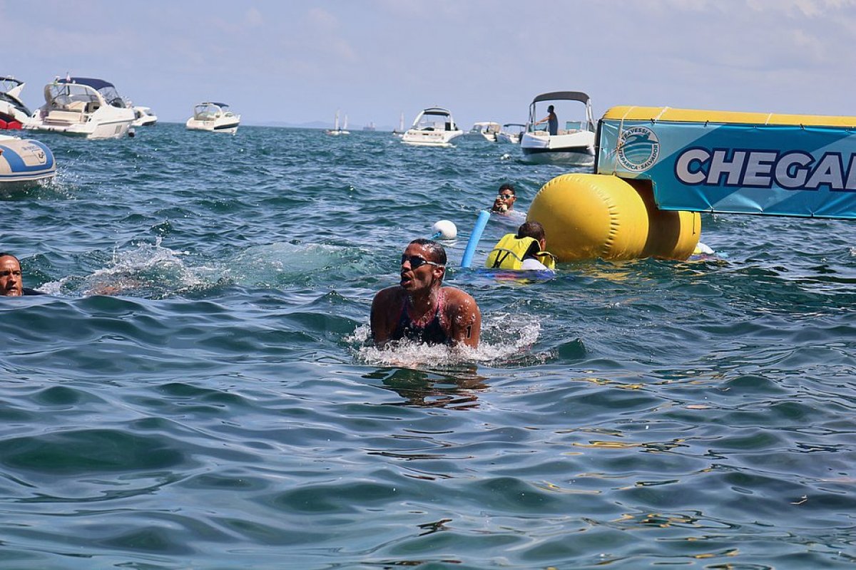 Allan do Carmo vence travessia Itaparica-Salvador a nado