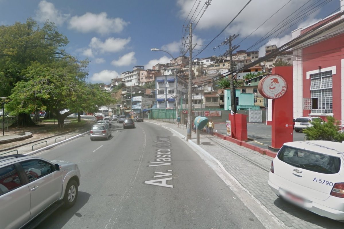 Óleo na via deixa trânsito lento na região do Dique do Tororó, em Salvador