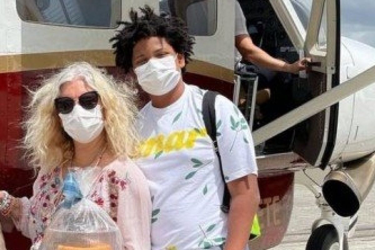 Astrid Fontenelle desembarca de monomotor em Salvador