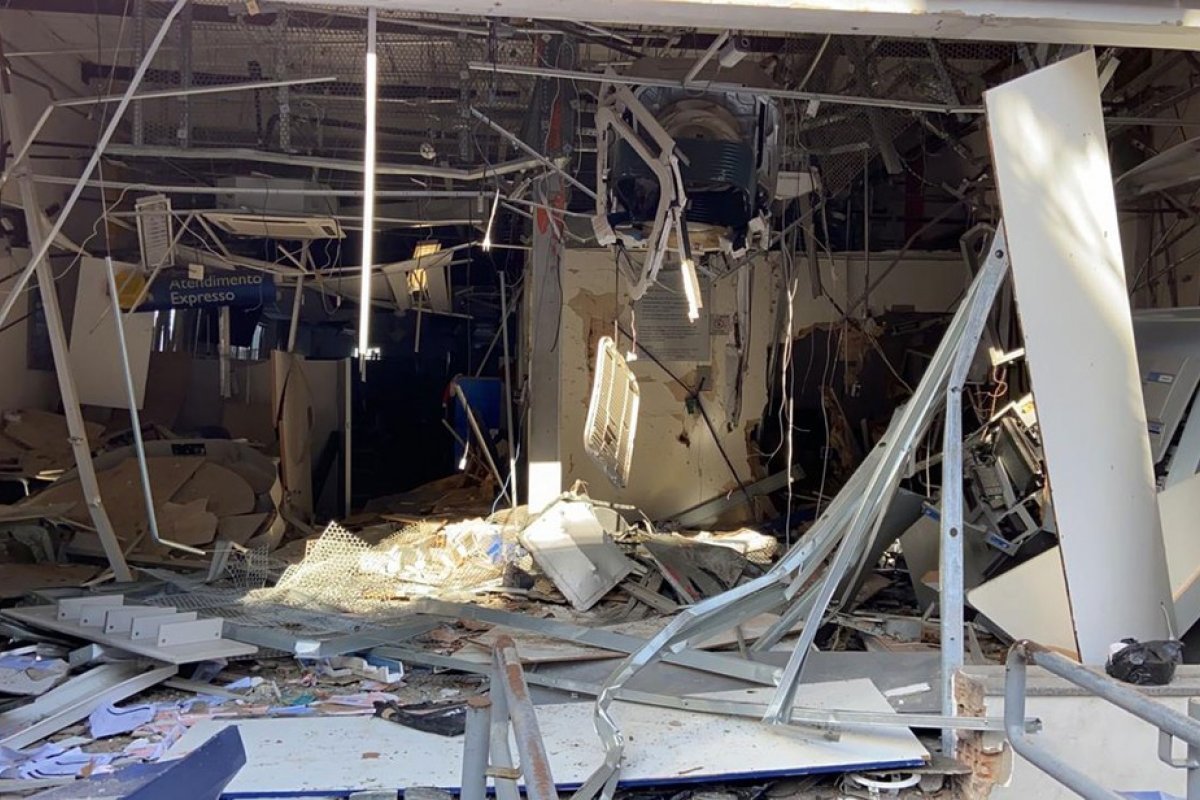 Explosão em agência da Caixa faz clientes se mobilizarem para outra unidade, formando longas filas