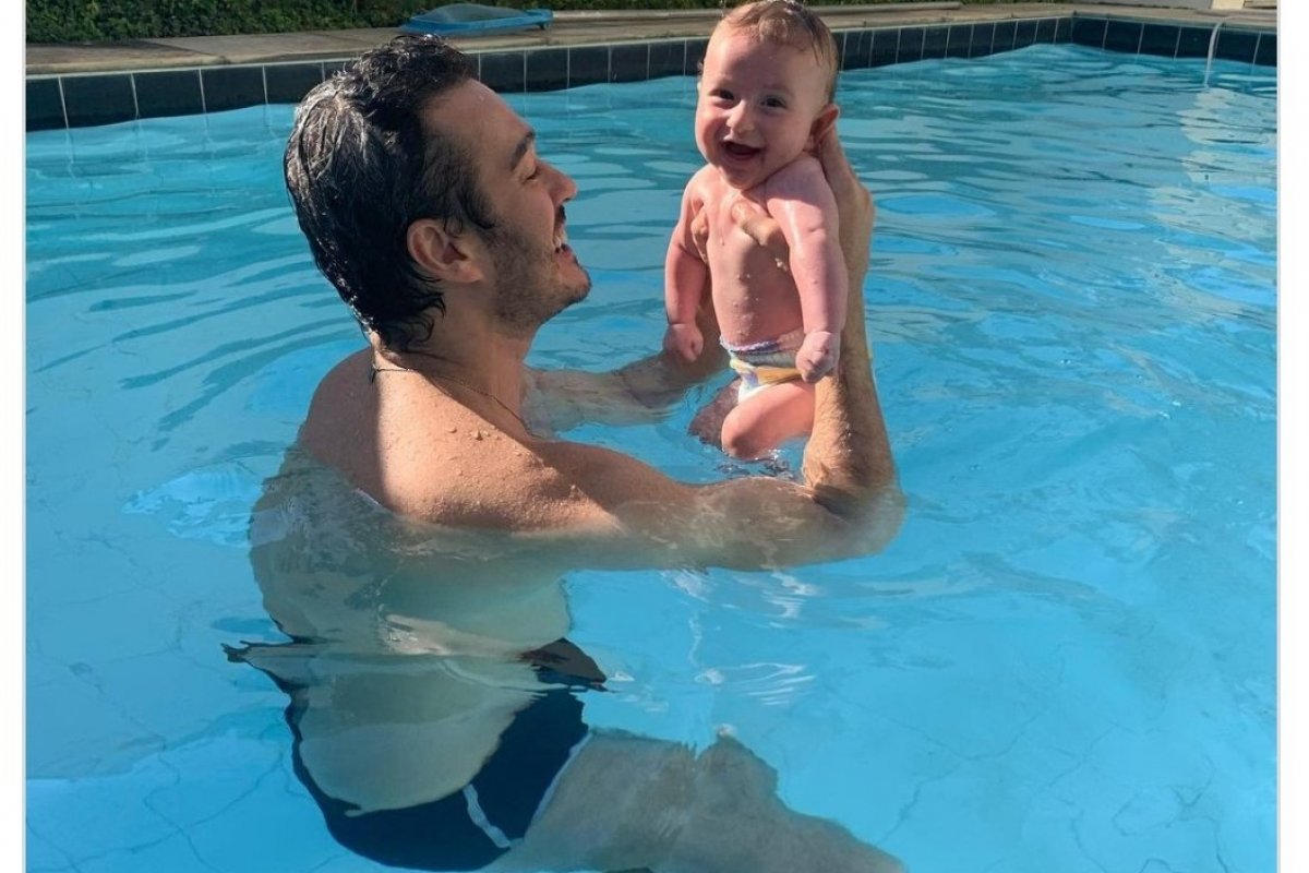 Fofura! Marcos Veras curte piscina ao lado do filho, Davi