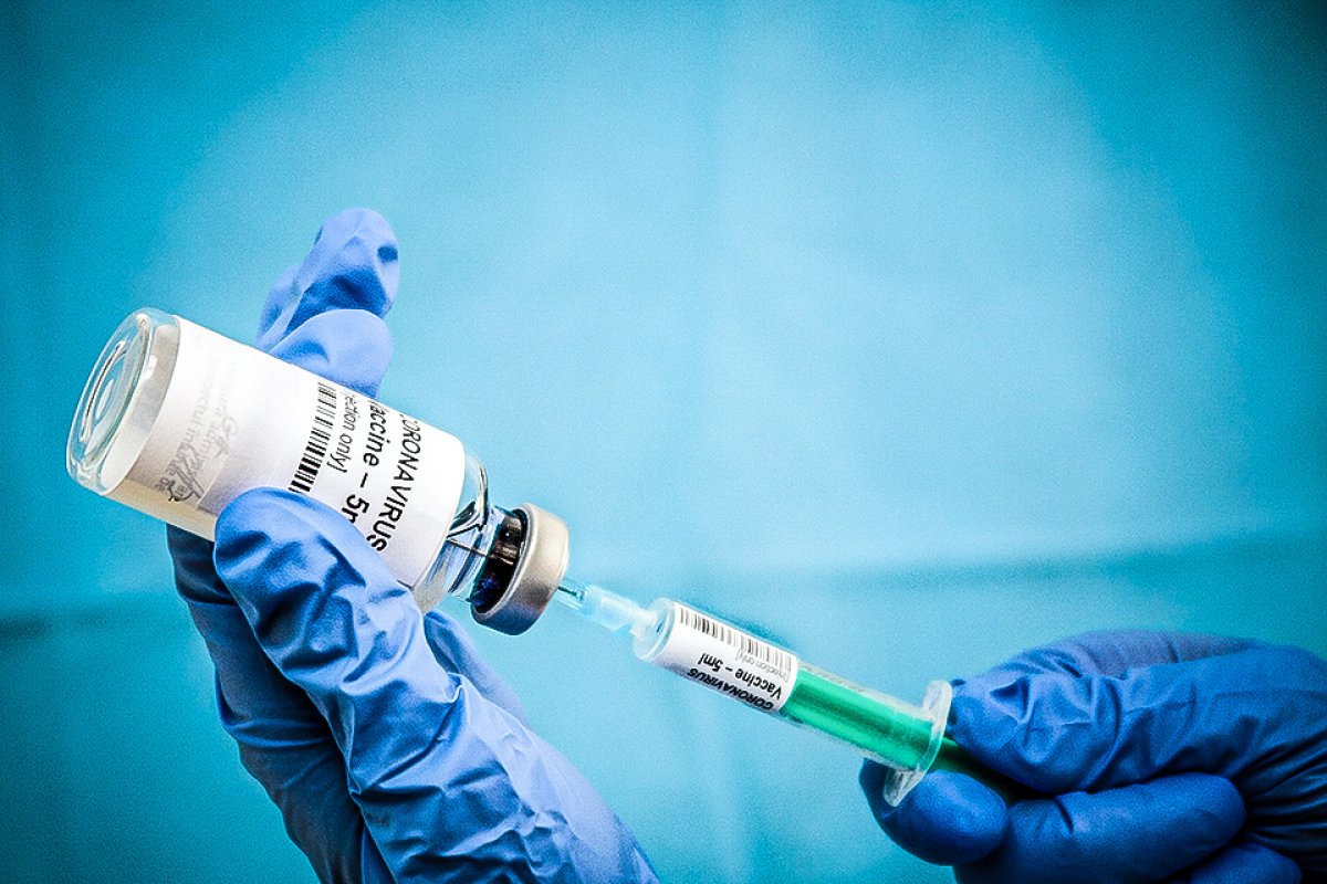 Criadores da Sputnik e AstraZeneca colaboram com nova vacina