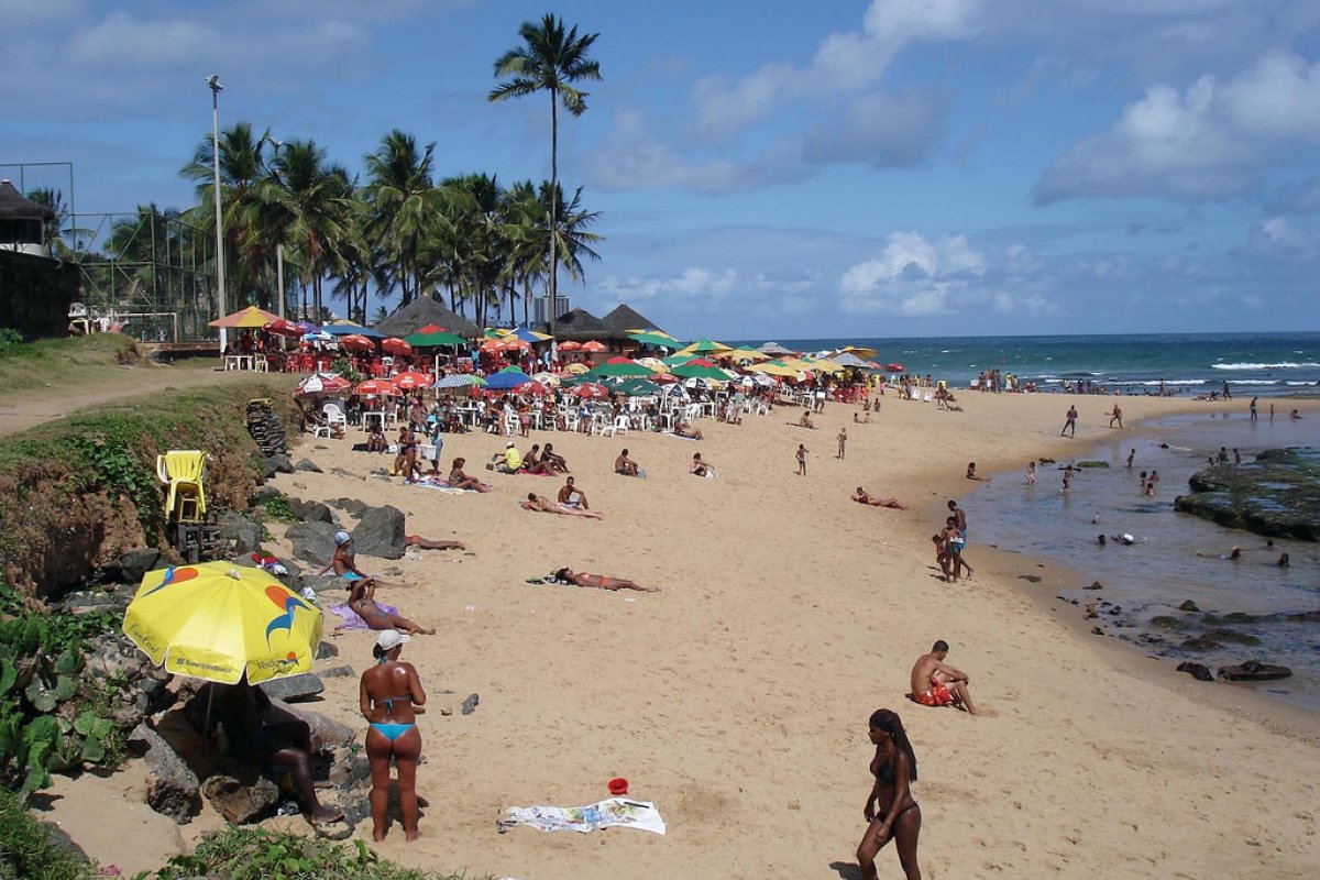 Homem morre afogado na praia de Itacaranha, no subúrbio de Salvador