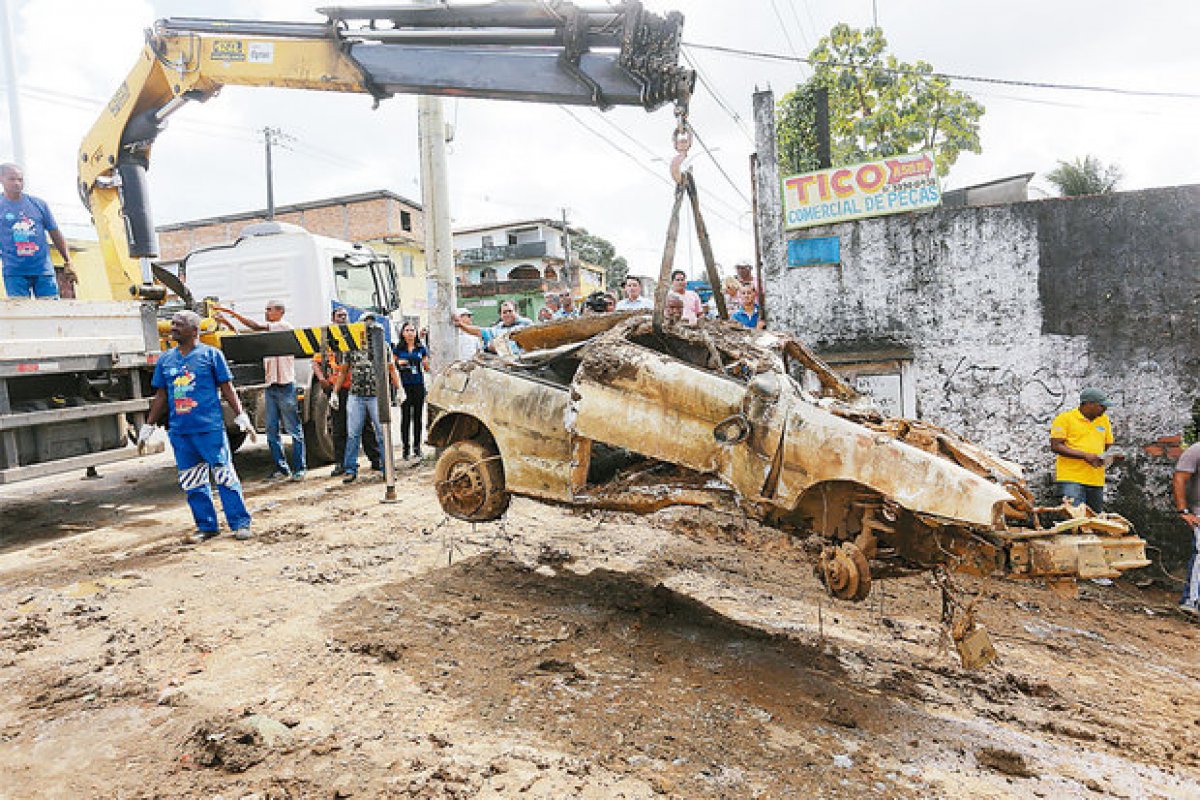 Operação da Semop retira sucatas dos locais públicos de Salvador
