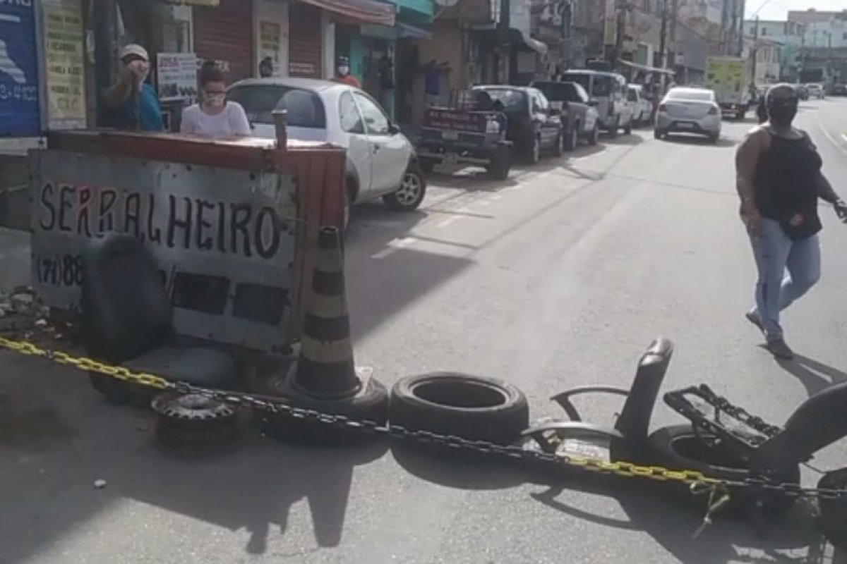 Moradores de Narandiba fecham via com pneus para pedir melhorias no saneamento básico