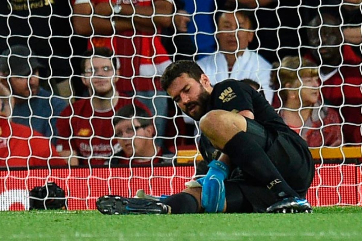 Alisson se machuca na estreia do Liverpool no inglês