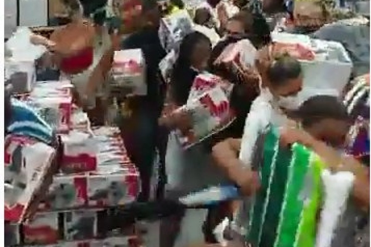 Vídeo: Inauguração de loja em Bangu causa aglomeração e correria de clientes