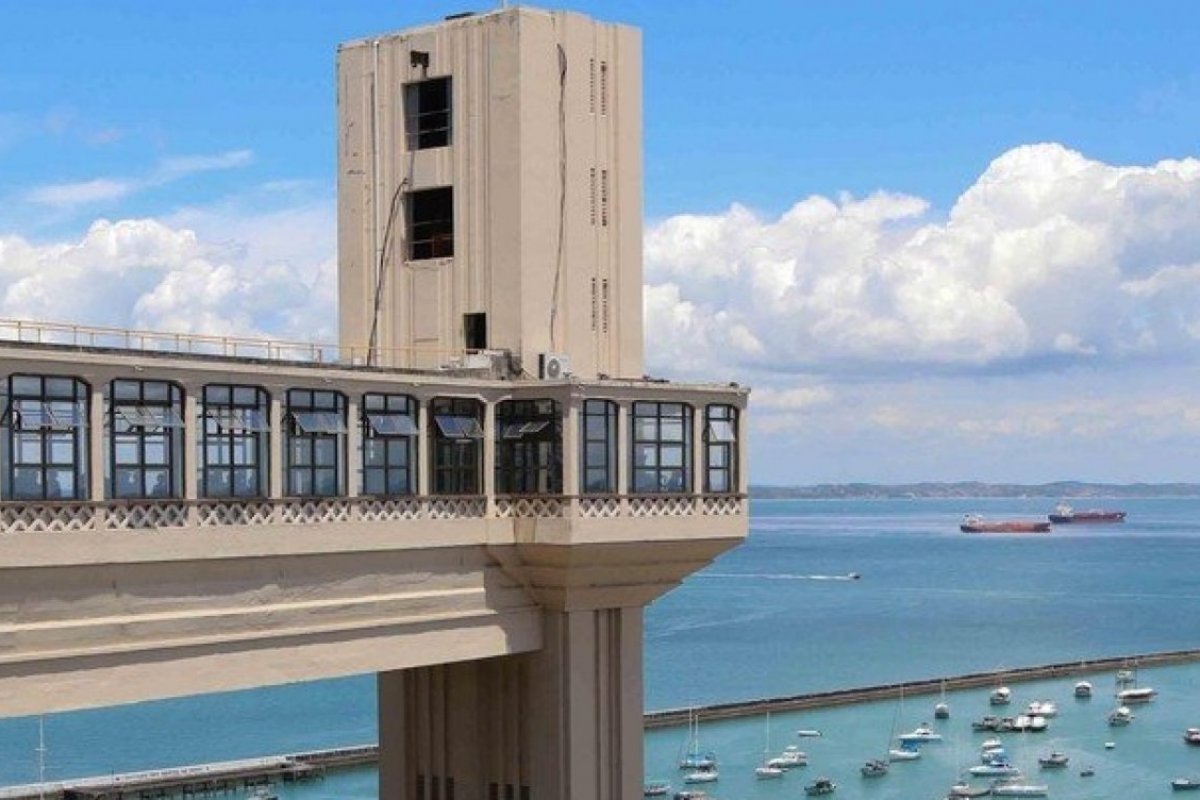 Forças Armadas fazem desinfecção do Elevador Lacerda para conter avanço da covid-19