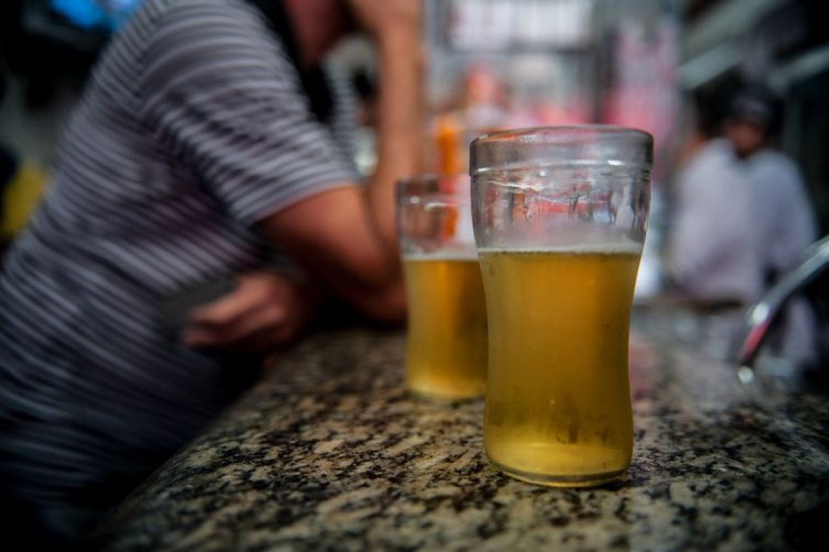Mais de dois milhões de brasileiros têm traços de dependência alcoólica