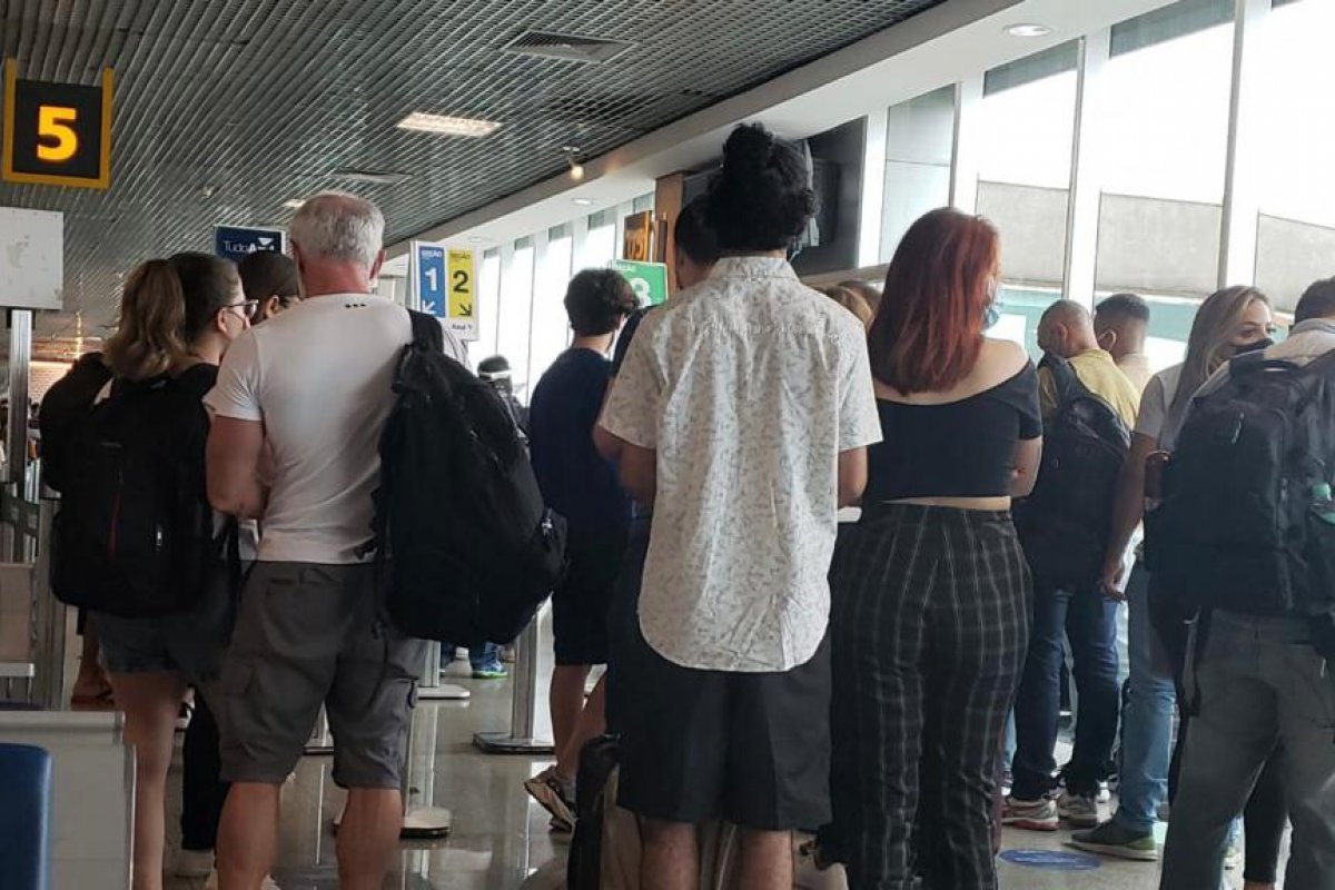 Vídeo: Distanciamento social não é cumprido em filas de embarque dos aeroportos