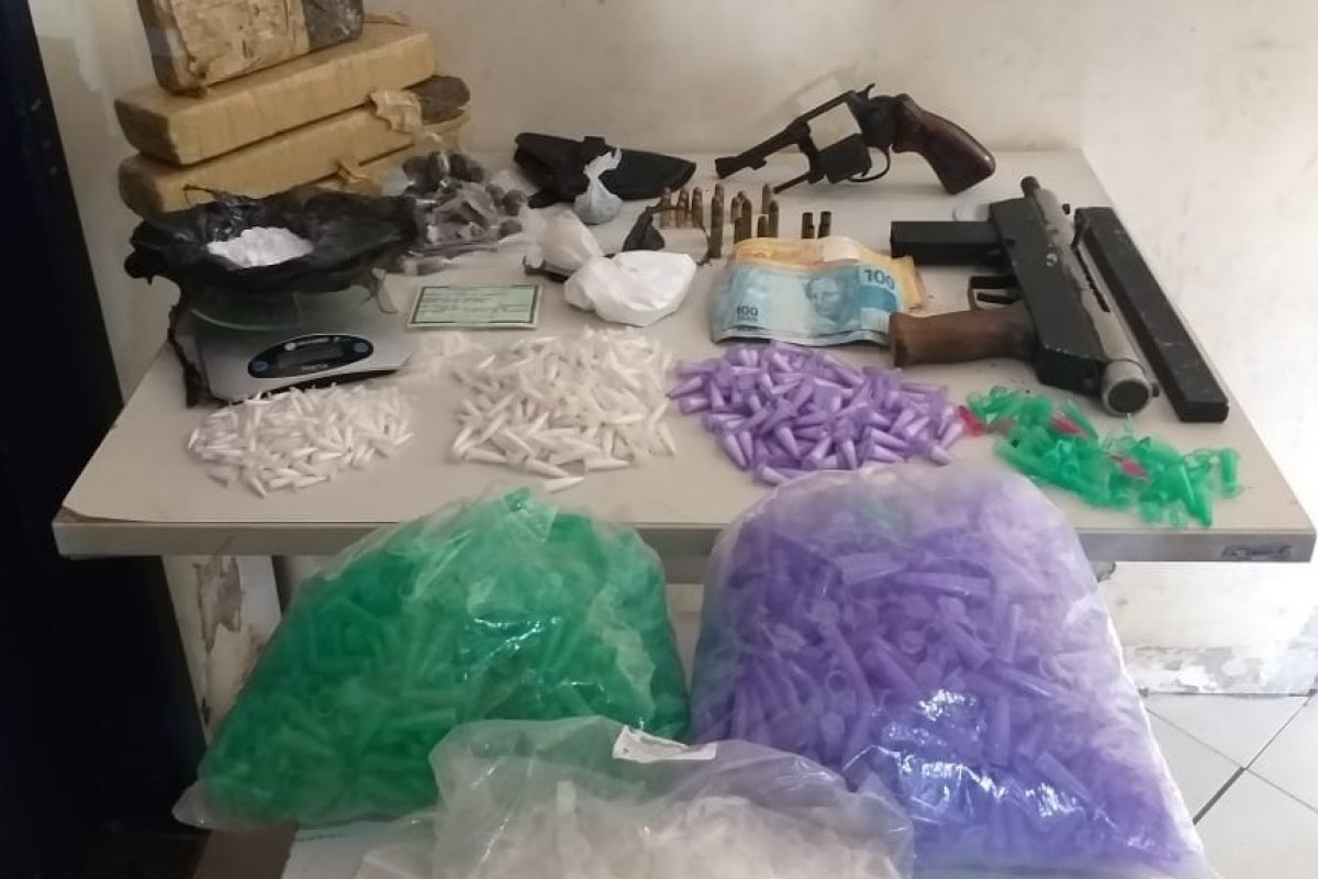 Suspeito de integrar facção é preso com submetralhadora e drogas na Bahia