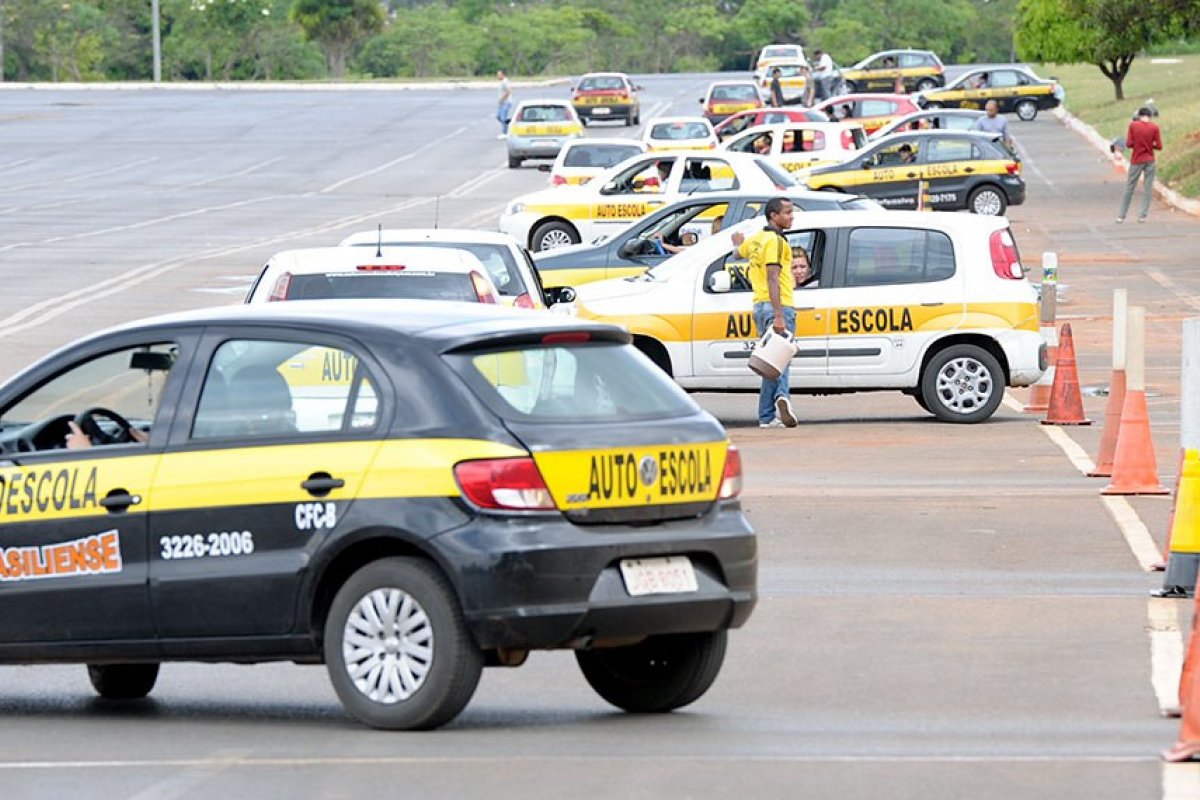 Instrutor de trânsito não precisa mais de habilitação na Categoria D