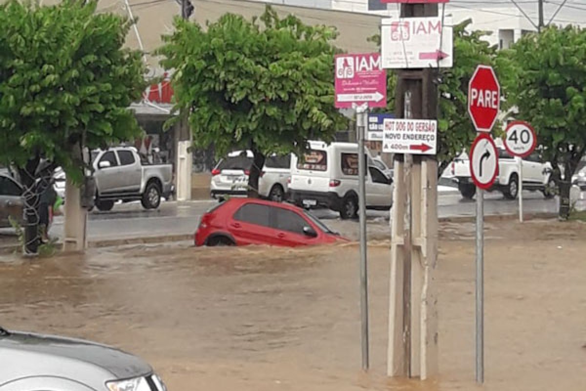 Barreiras é atingida por temporal e ruas ficam alagadas nesta terça (22)