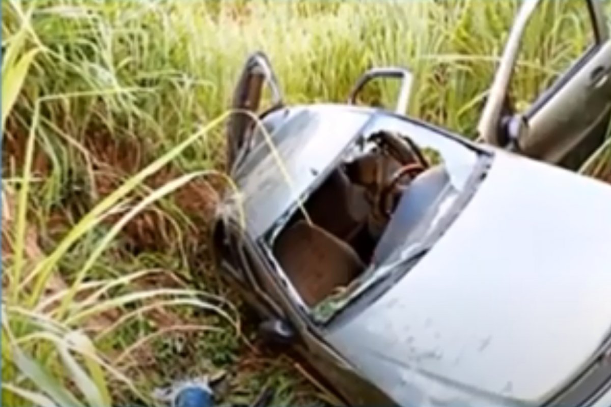 Carro despenca da Ponte do Carrapato e deixa dois irmãos mortos