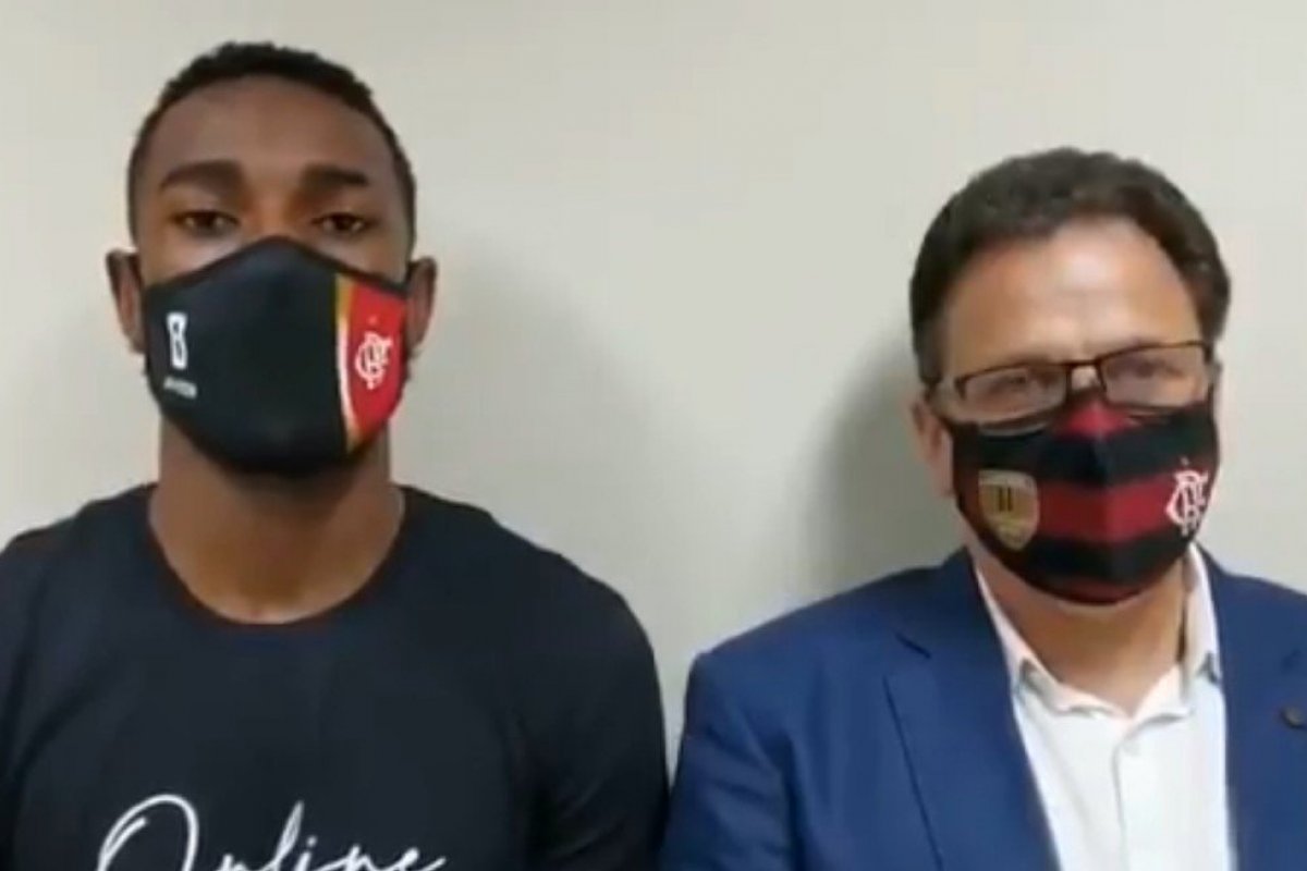 Gerson, do Flamengo, presta depoimento após suposto racismo: "Não vim só para falar por mim"