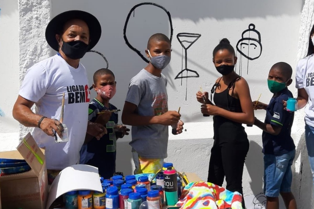 Menelaw Sete ministra oficina de arte para crianças