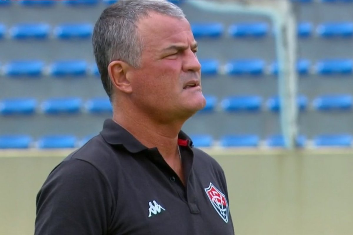 Após goleada para CSA, Vitória demite Mazola Júnior e efetiva Rodrigo Chagas para o cargo