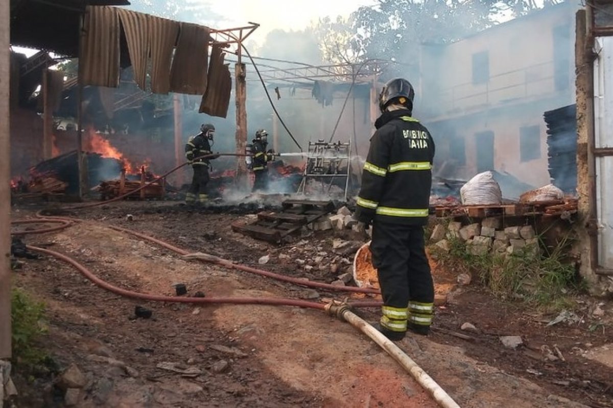 Incêndio atinge fábrica de estrados de madeira, em Simões Filho