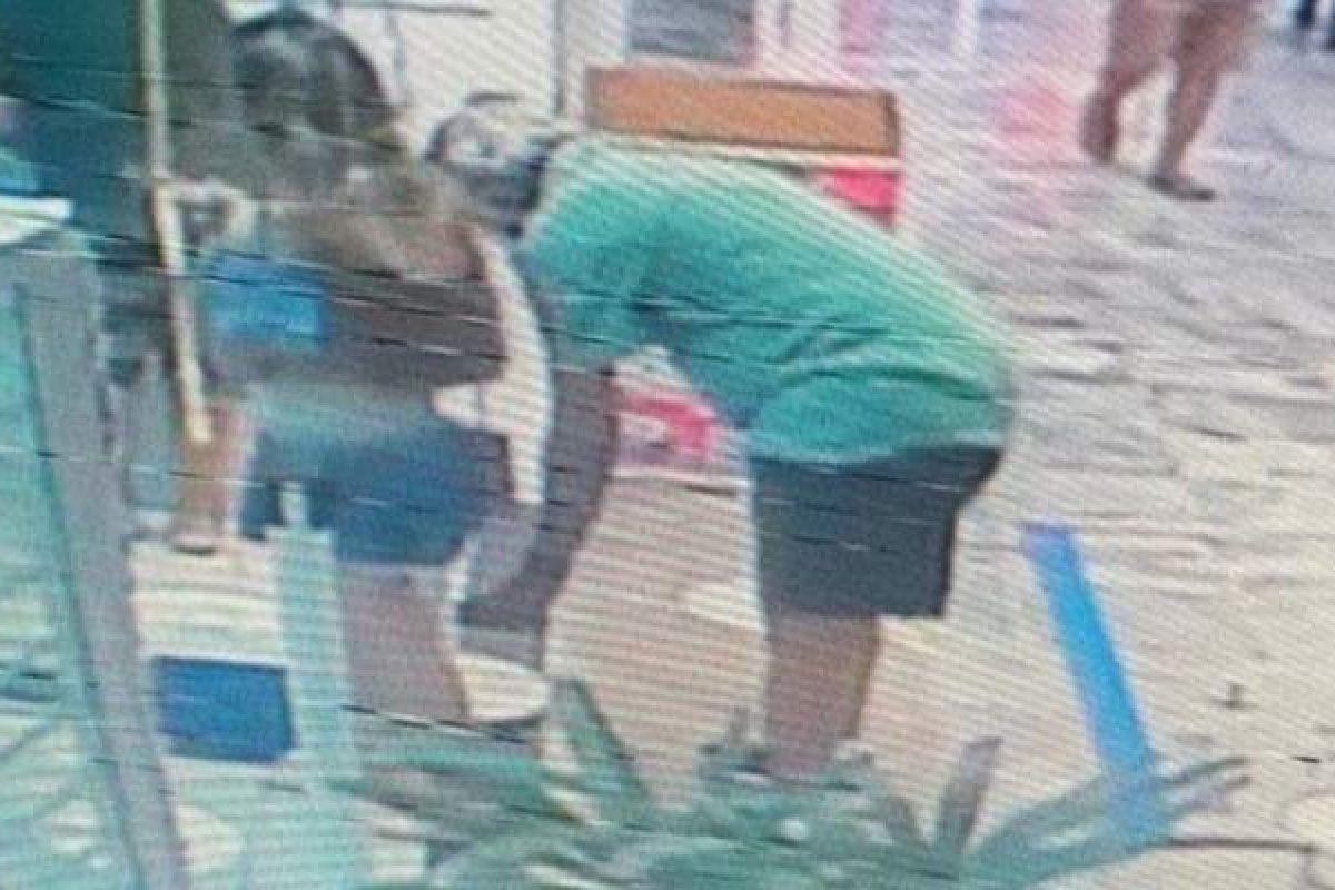 Vídeo: Idoso tenta tirar foto das partes íntimas de mulher em lotérica de supermercado