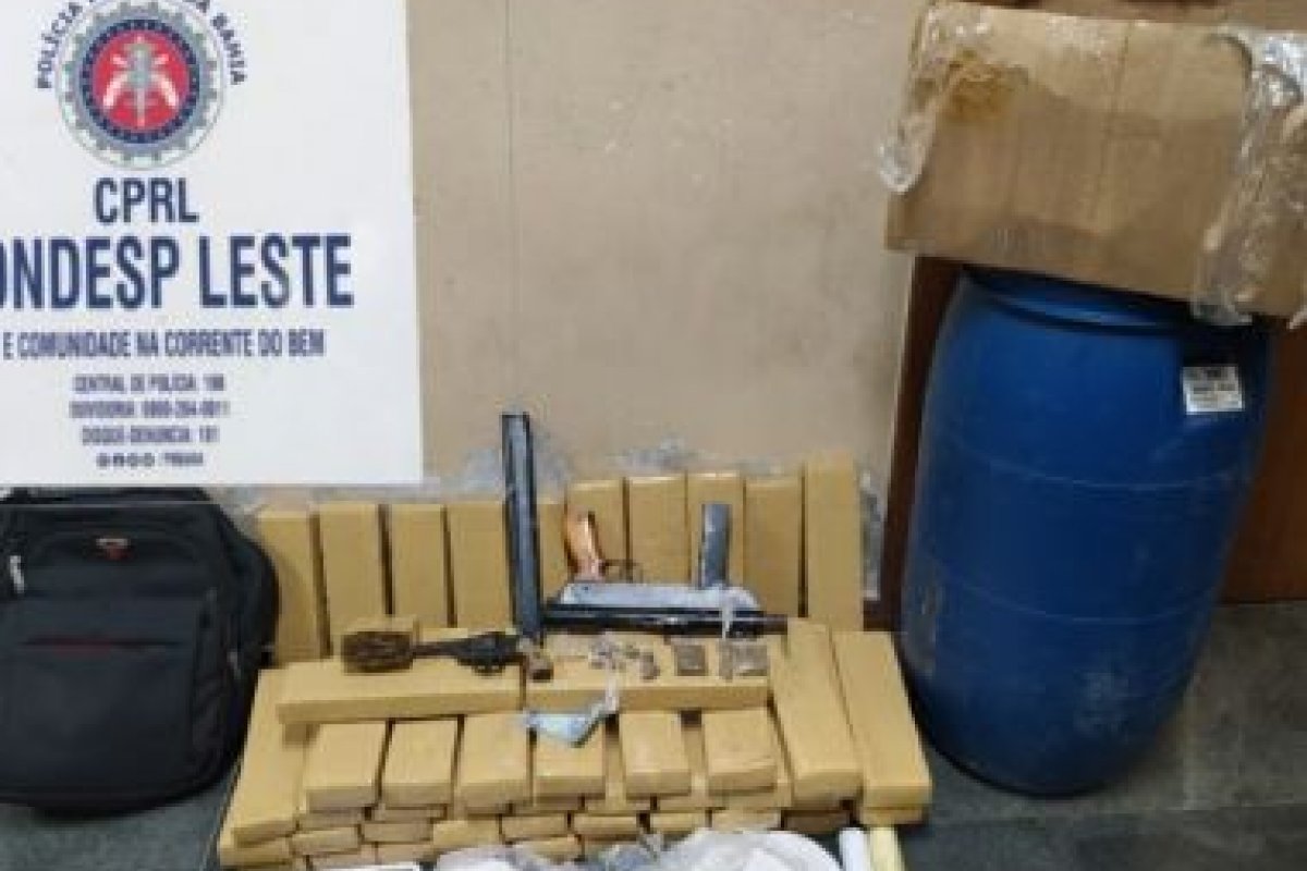 PM prende 2 acusados e apreende 50 kg de drogas e submetralhadora em Feira de Santana