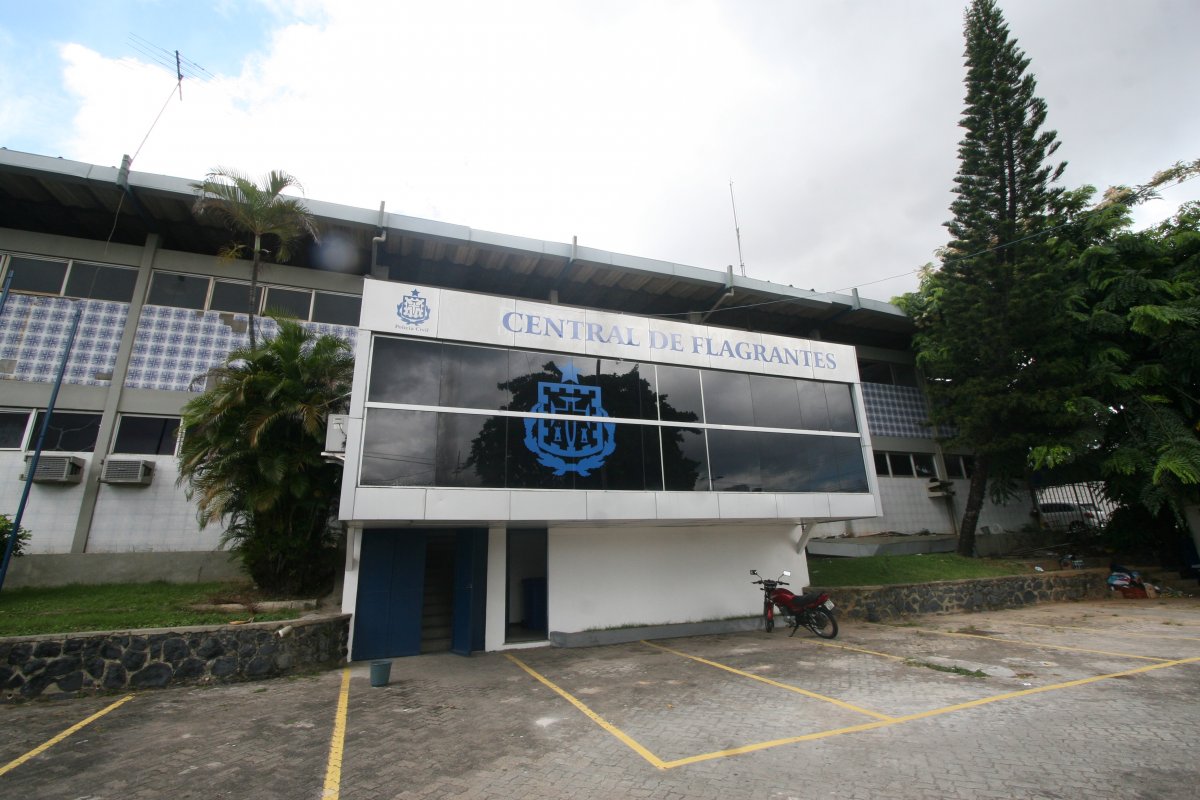 Homem é preso em flagrante após estuprar roubar uma mulher na orla de Piatã, em Salvador