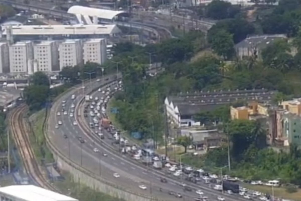 Véspera de Natal, Via Bahia registra engarrafamento em trecho da BR-324, em Salvador