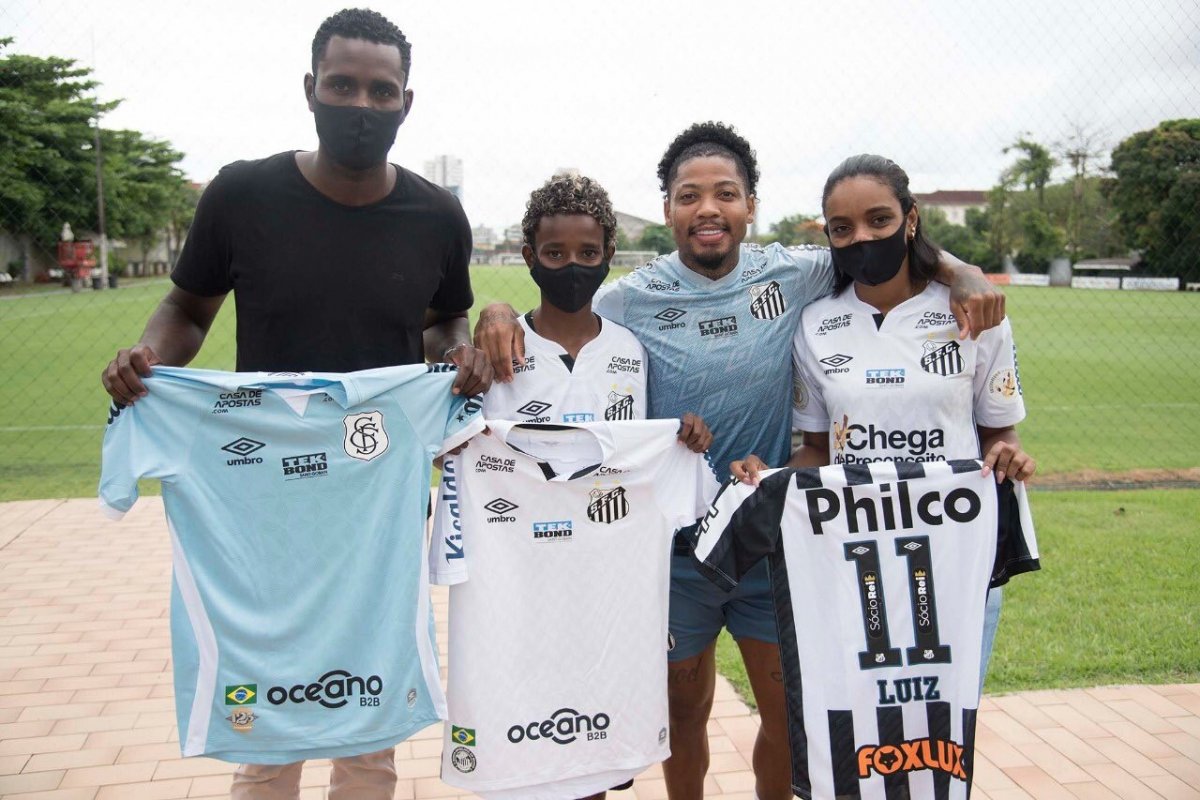 Menino de 11 anos vítima de racismo tira foto com elenco do Santos