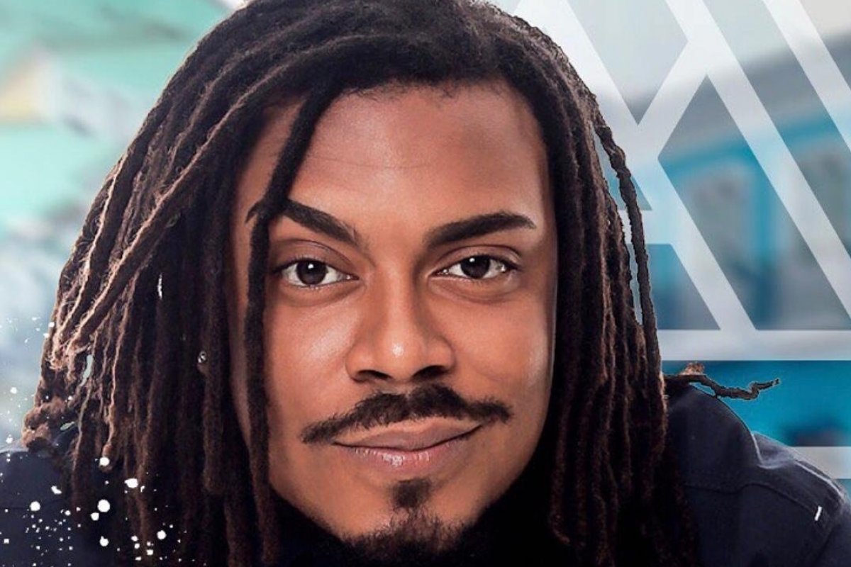 Humorista baiano recebe placa do YouTube e comemora