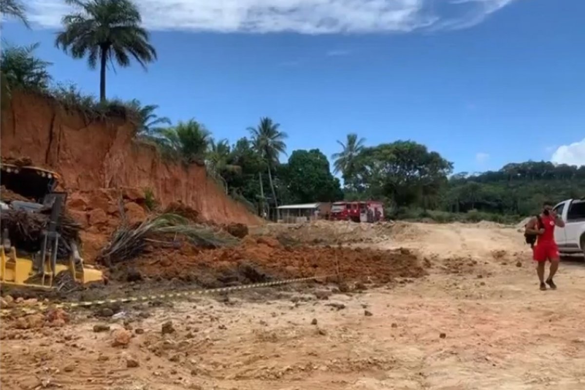 Deslizamento de terra deixa um trabalhador ferido na BA-001, no sul da Bahia