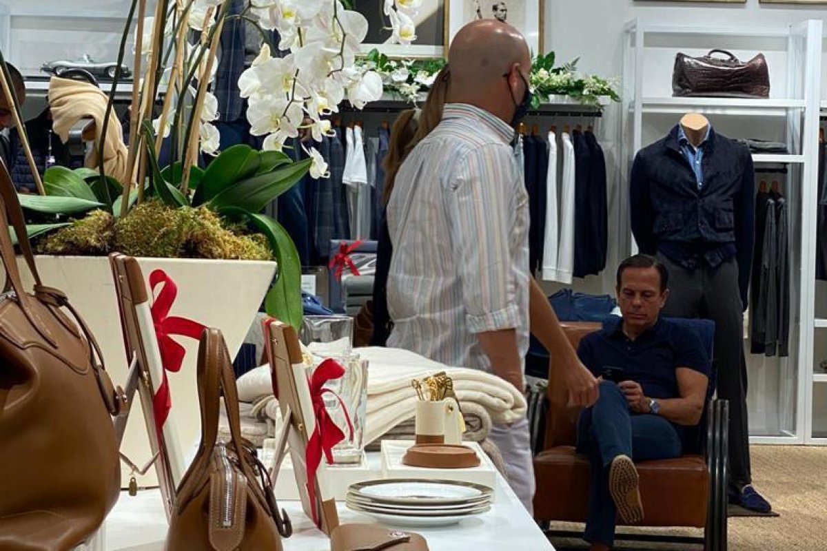 Doria é flagrado sem máscara durante viagem aos EUA