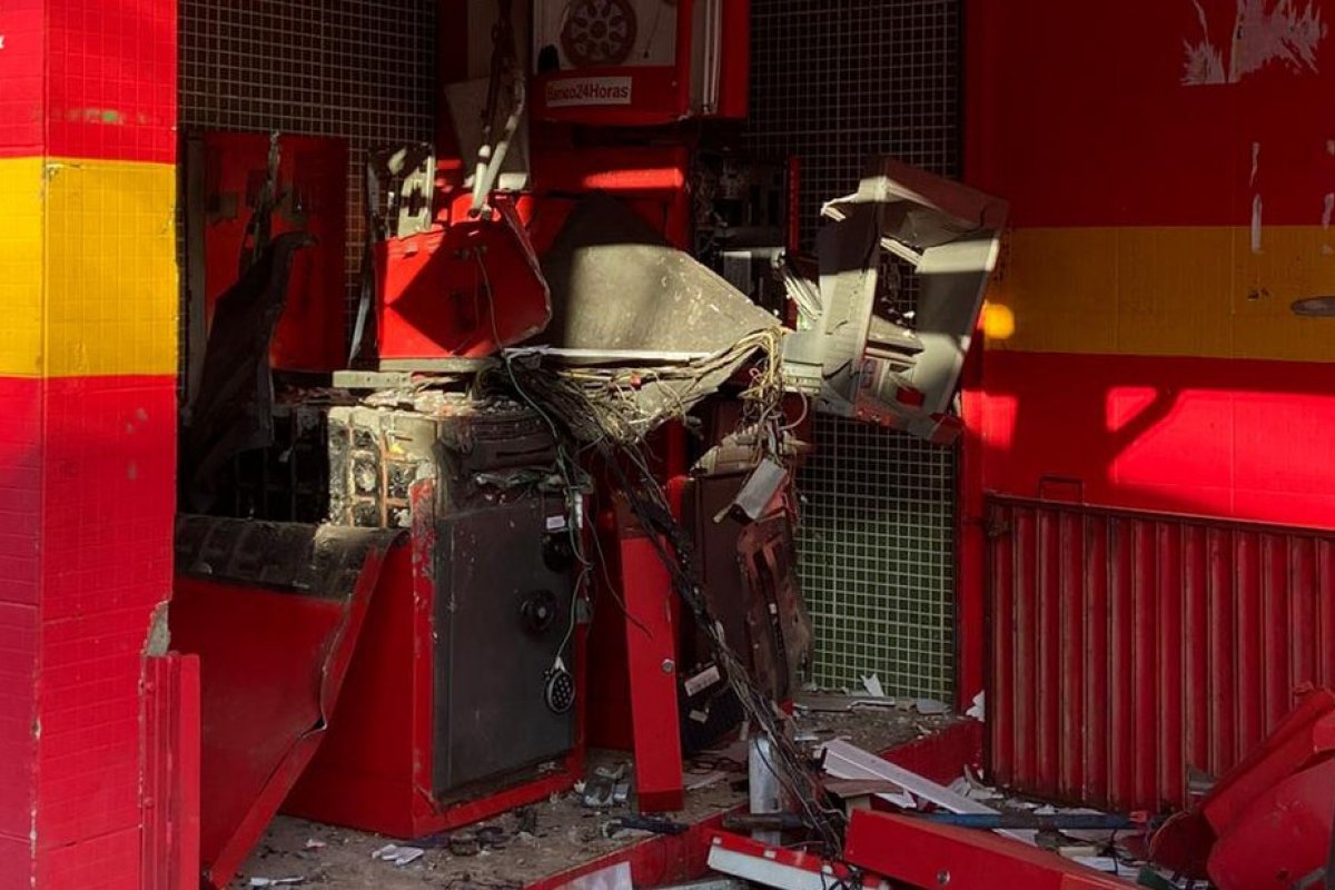 Caixas eletrônicos são explodidos em frente a mercado no bairro de Valéria, em Salvador