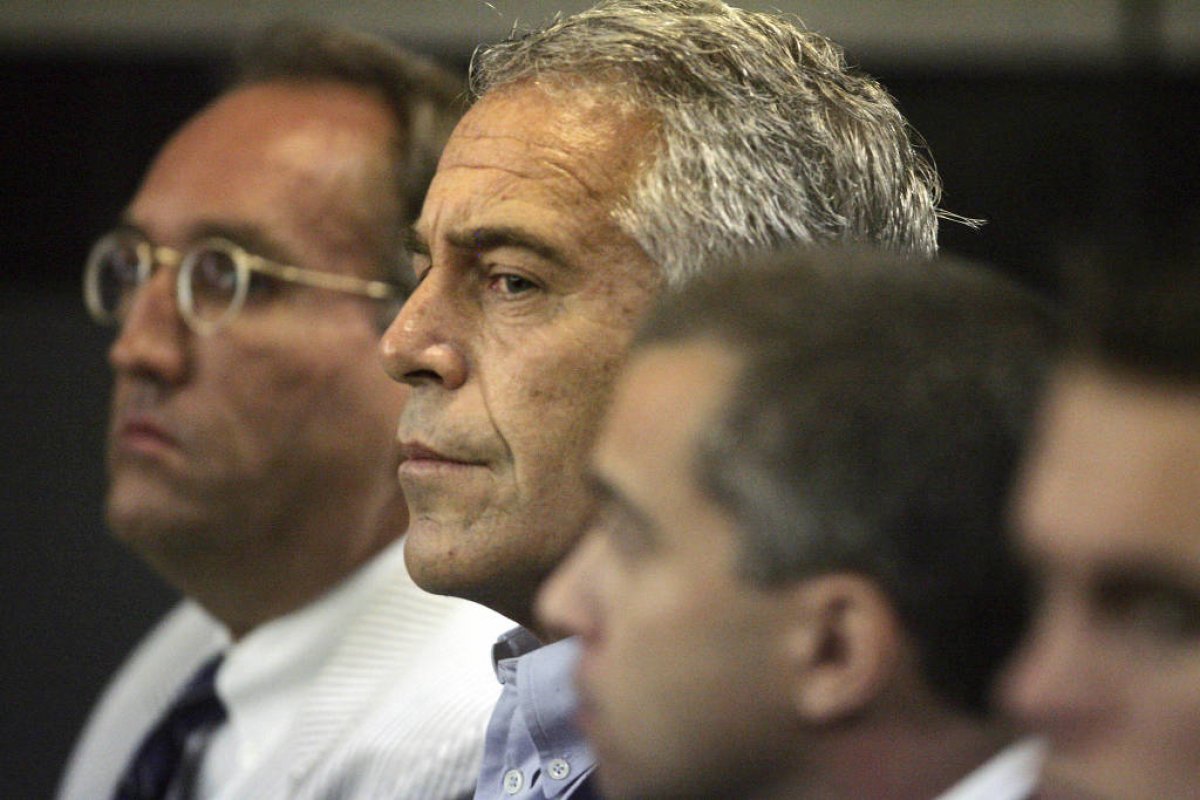 Bilionário acusado de assédio comete suicídio nos EUA