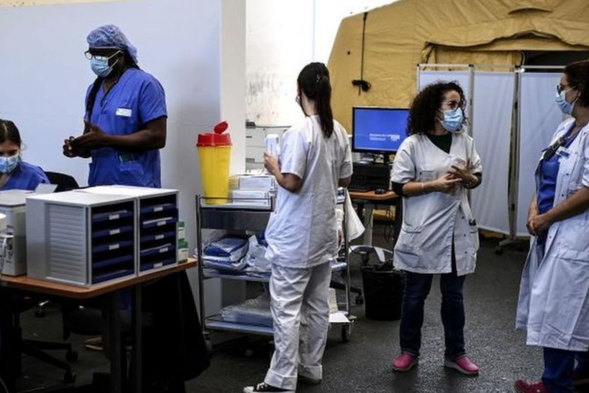 Imigrantes que trabalharam na linha de frente da pandemia terão cidadania acelerada pela França