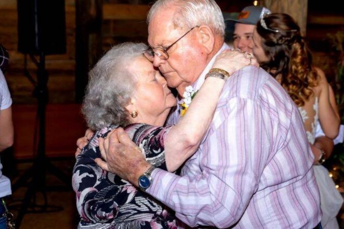 Casal de idosos morre de mãos dadas