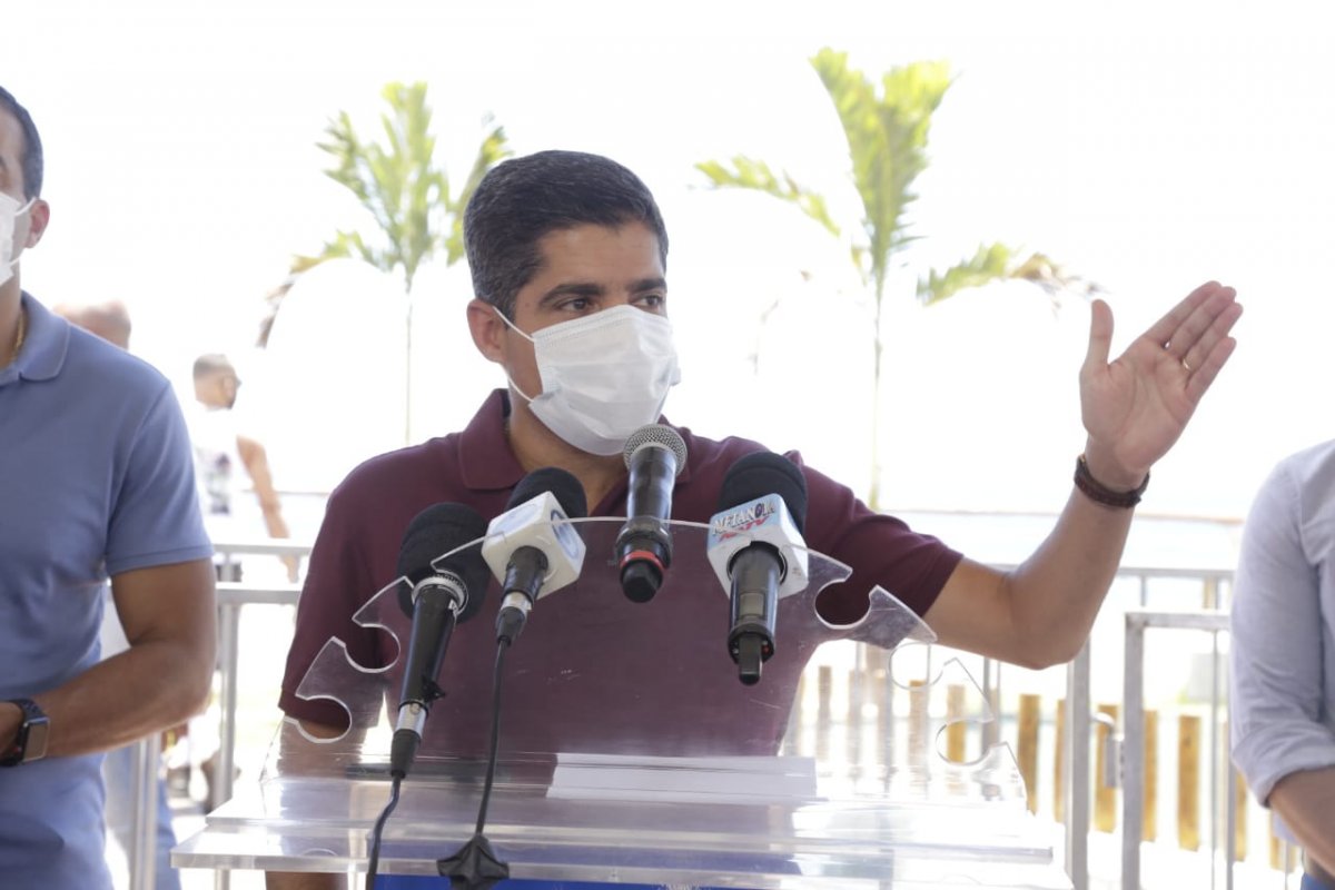 "O que esperar do governo que faz a pior educação estadual", brada ACM Neto após Rui tirar nome de avô de escola