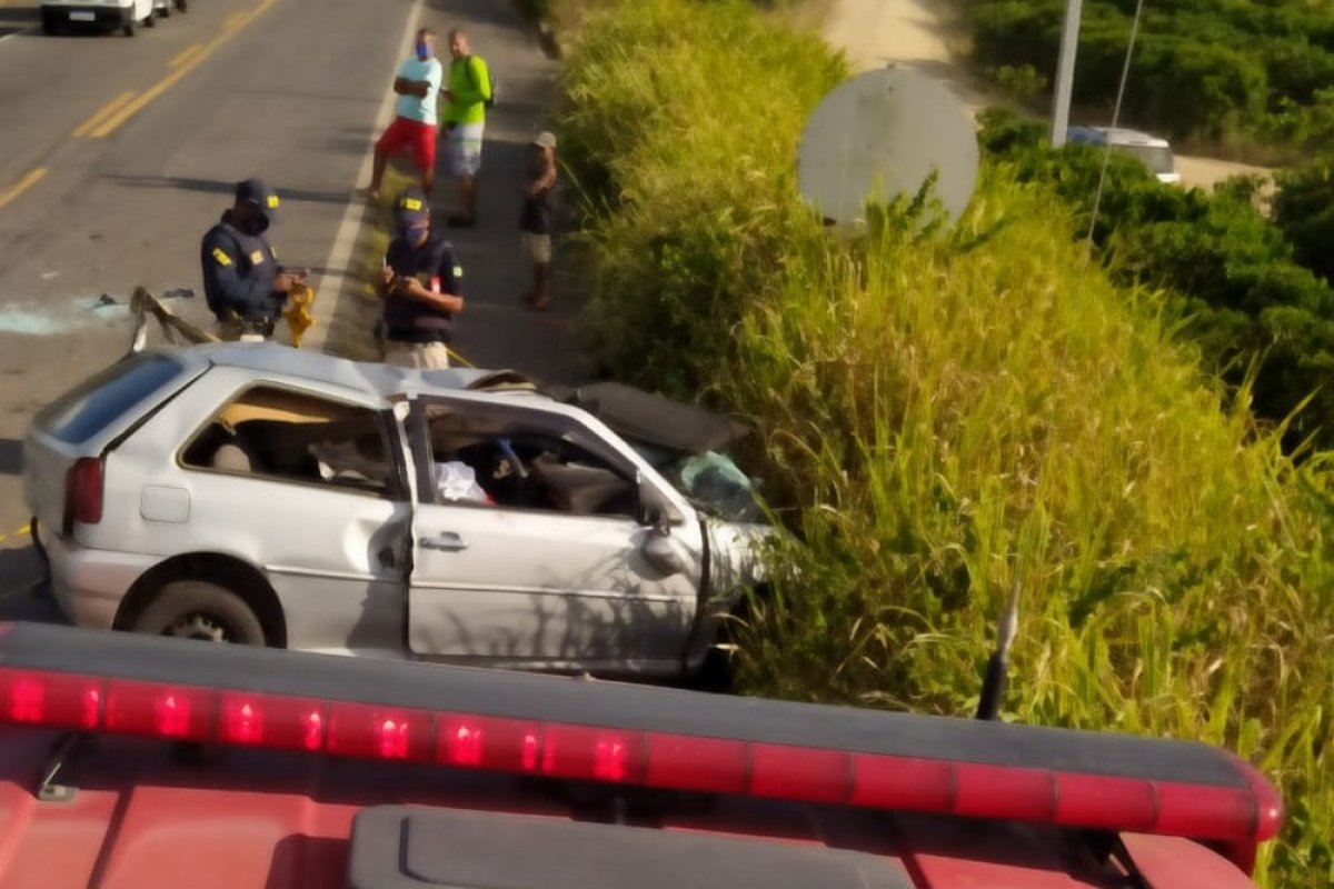 Duas pessoas morrem em uma batida entre carro e caminhão no sul da Bahia
