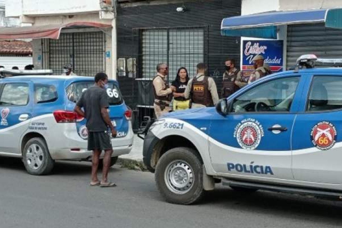 Três pessoas mortas a tiros dentro de barbearia em Feira de Santana