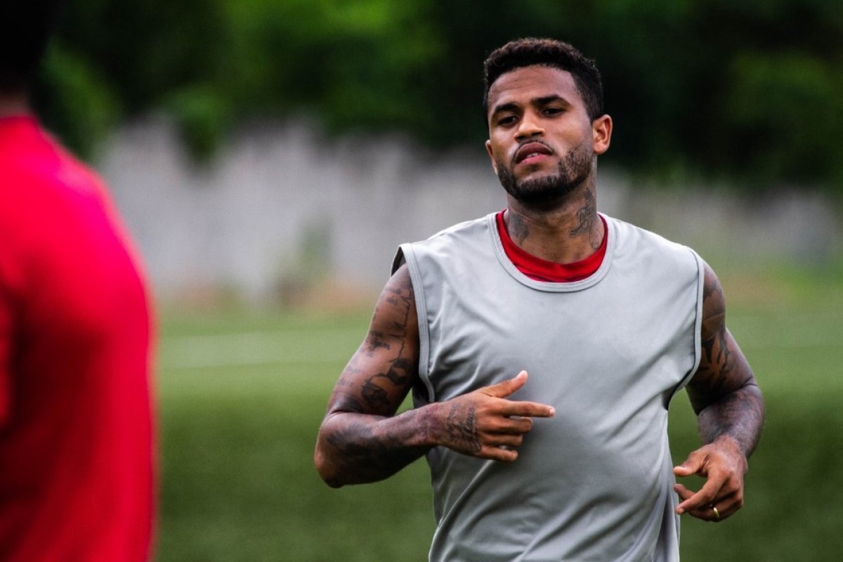 Lateral-direito do Vitória tem entorse no tornozelo confirmada