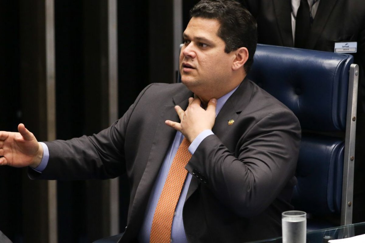 Sem permissão, Davi Alcolumbre usa aviões da FAB para apoiar a campanha política do irmão em Macapá