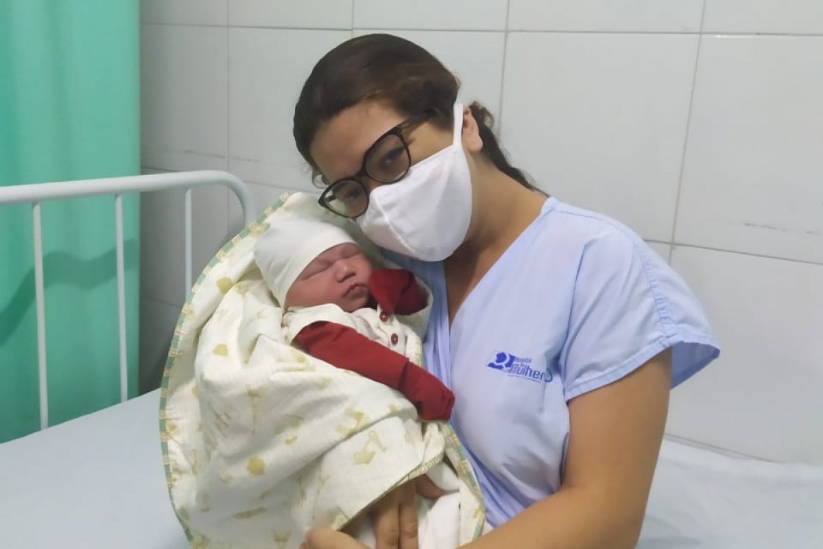 Primeiro bebê feirense do Natal nasce no Hospital da Mulher com quase 4kg