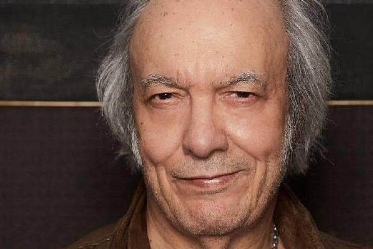 Erasmo Carlos sofre acidente durante show