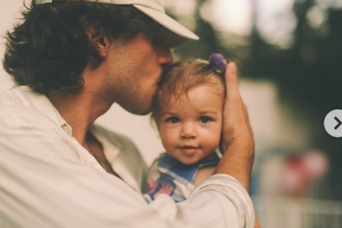 Pai coruja! Chay Suede posta fotos com Maria e comemora primeiro ano da filha